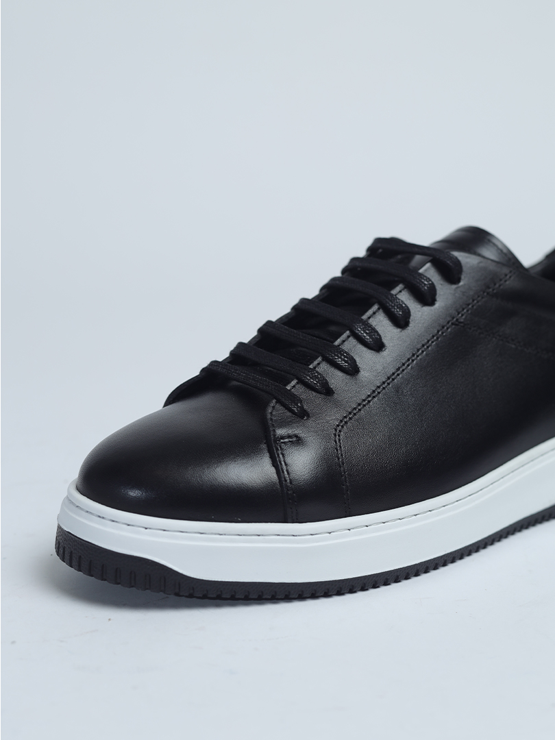 Sneakers with black leather and white soles – House of Diberr